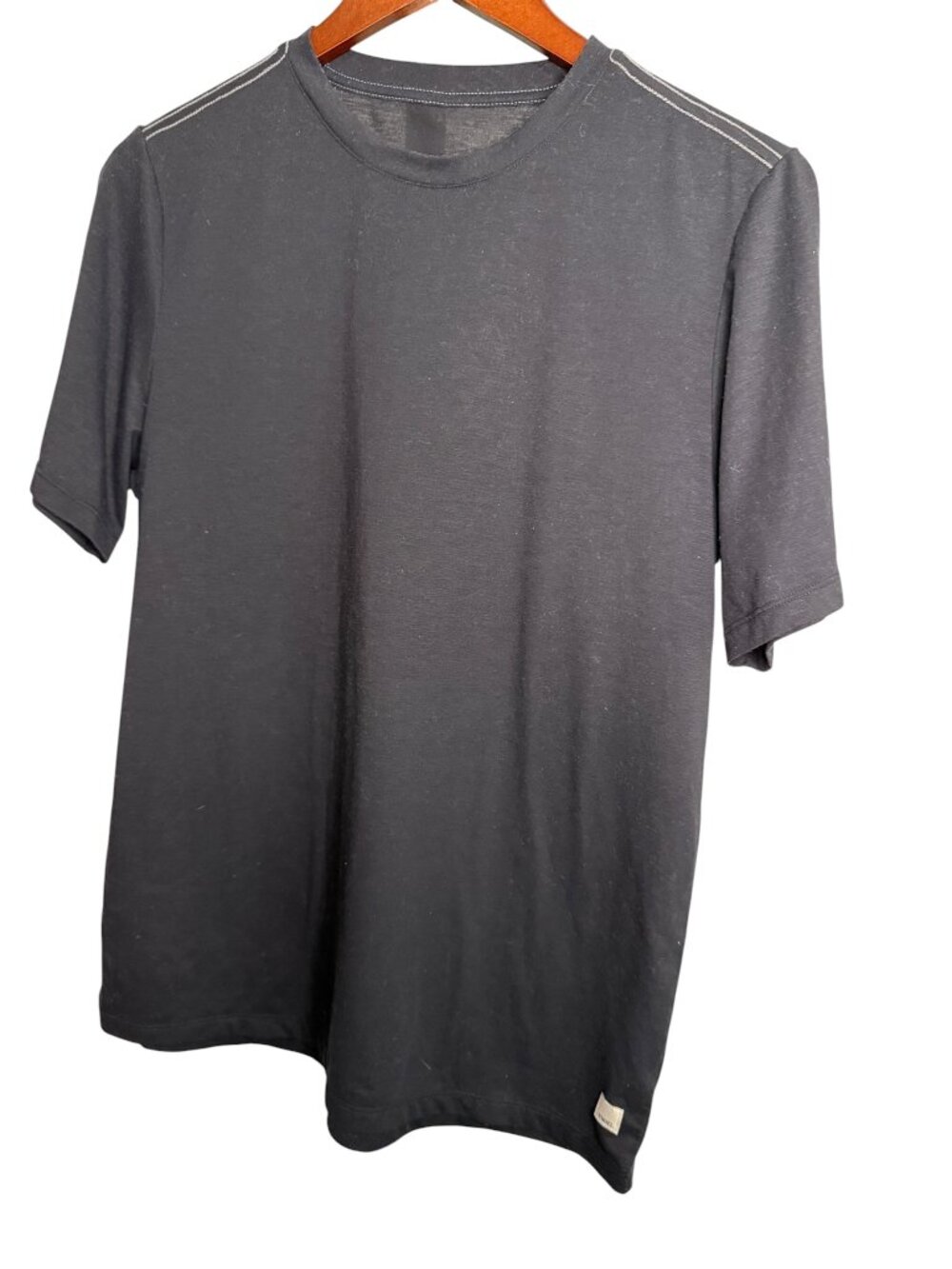 Vuori Men's Performance Crew Neck T-Shirt – Small- Heathered Black- MSRP $58